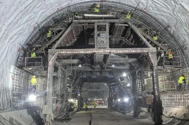 西安至延安高速鐵路9座高風(fēng)險隧道全部貫通